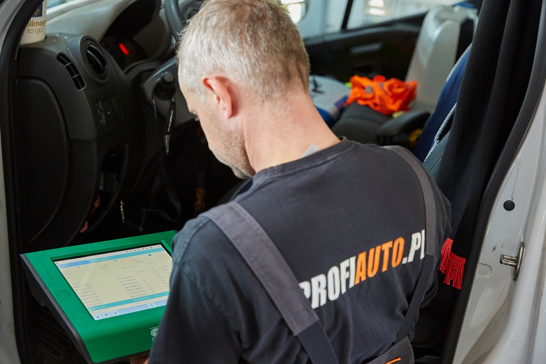 Przegląd zgodny z wymogami producenta auta z reguły obejmuje także diagnostykę elektroniczną auta.