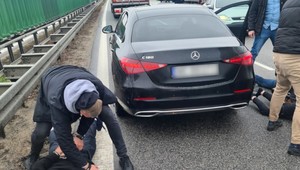 Straż Graniczna odzyskała Mercedesa za 220 tys. zł. Widowiskowe zatrzymanie na S7