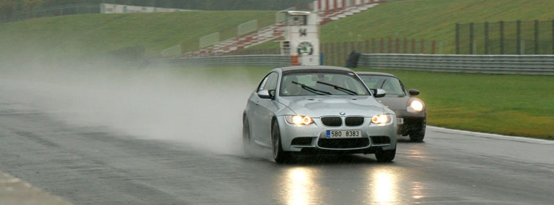 Autodrom Most: sportowe rakiety w deszczu (fotogaleria)