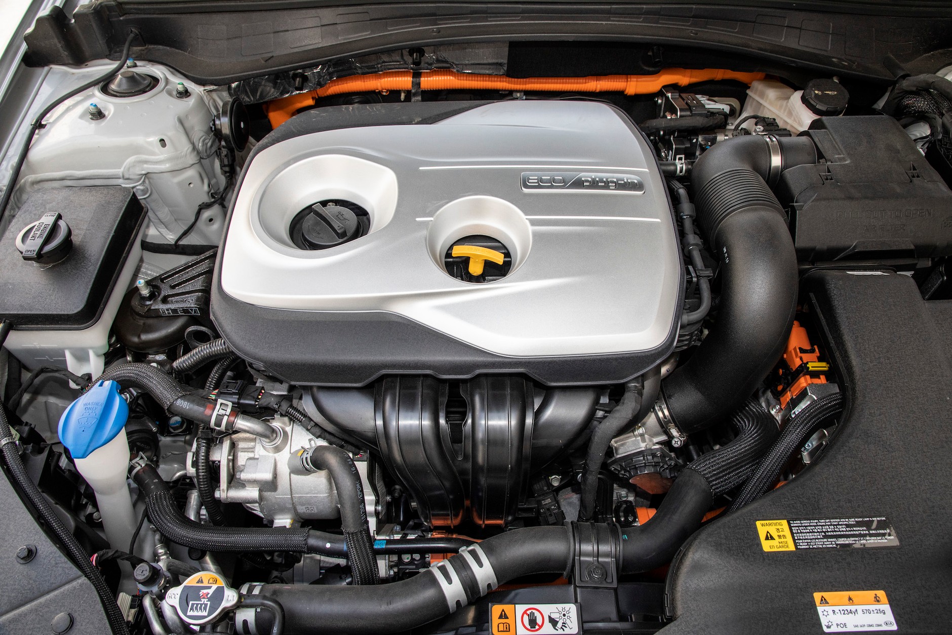 Kia Optima PLug-in Hybrid: silnik benzynowy ma w tym aucie lekkie życie. Podczas jazdy jego dźwięk ginie w ogólnym szumie, w sumie nie słychać dobrze, kiedy się uruchamia