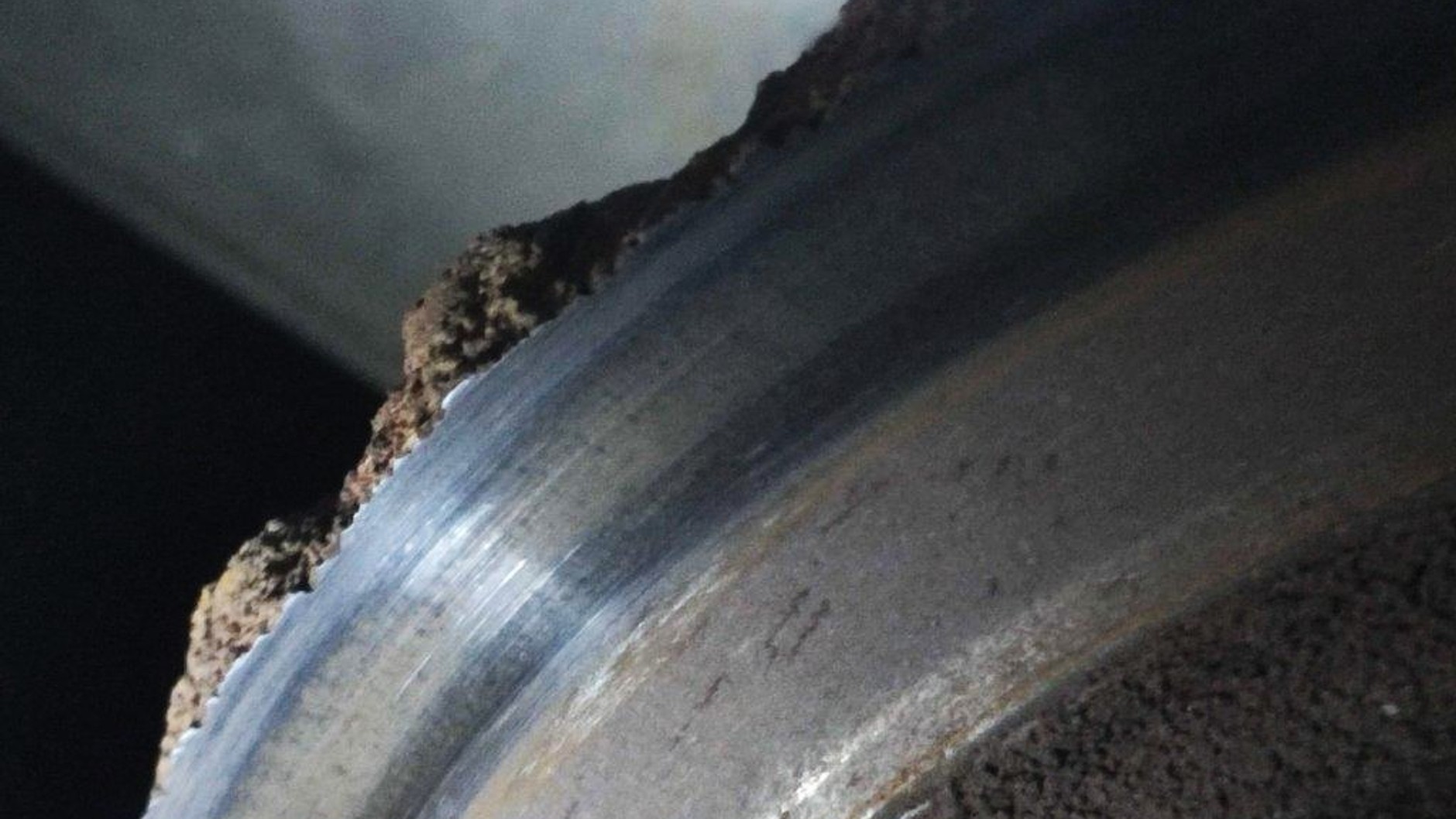 Skrajnie zużyta i ukruszona tarcza hamulcowa przy kole naczepy ciężarowej