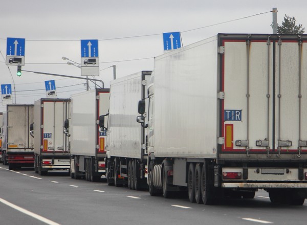 Znowu wydłuża się kolejka tirów na granicy z Białorusią — kierowcy czekają już 14 godzin