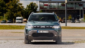 Dacia Duster kontra MG ZS. Porównanie dwóch budżetowych samochodów