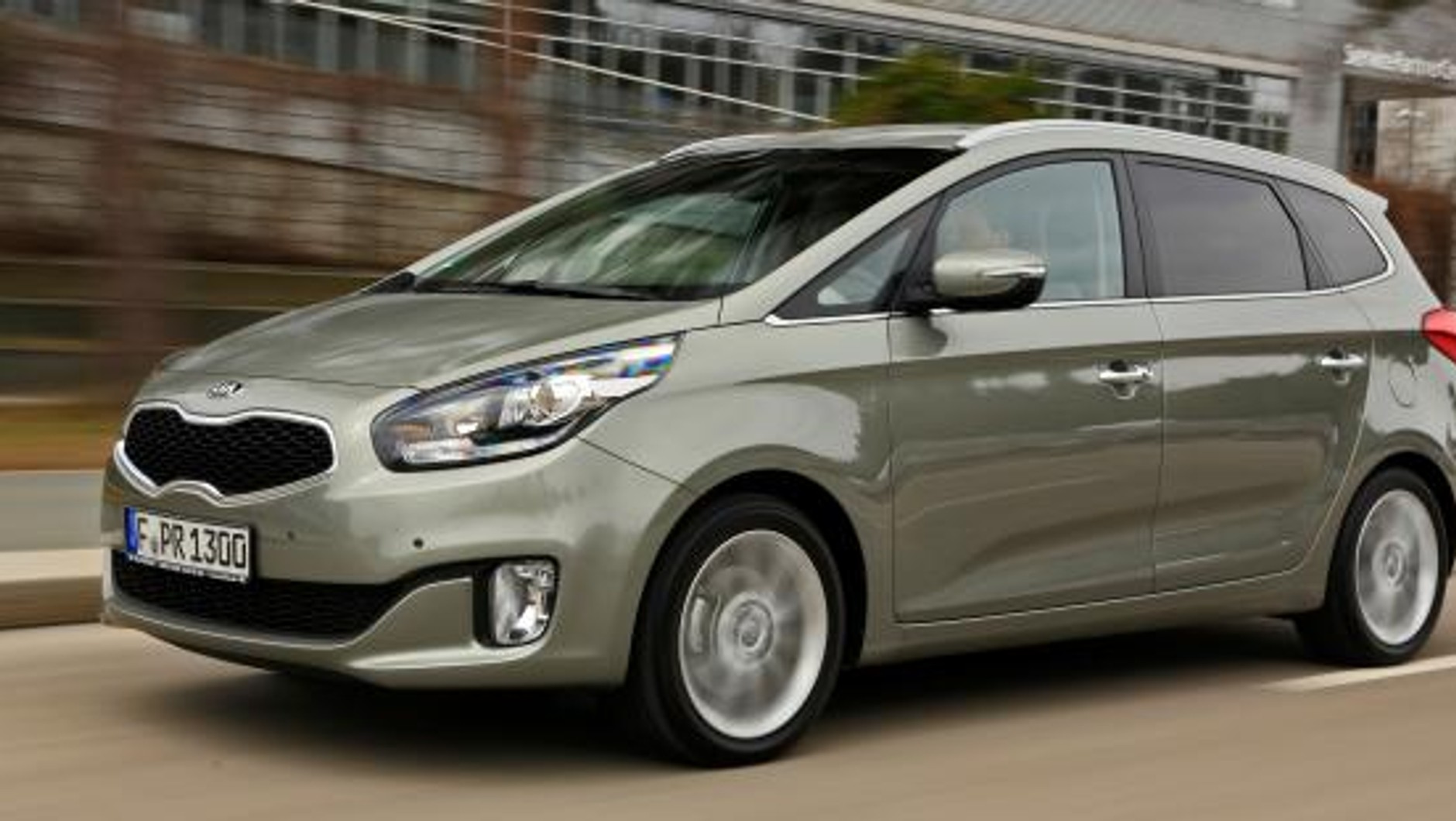 Kia Carens często jest niedoceniana i zapominana. Najmłodsze modele jeszcze mają gwarancję!