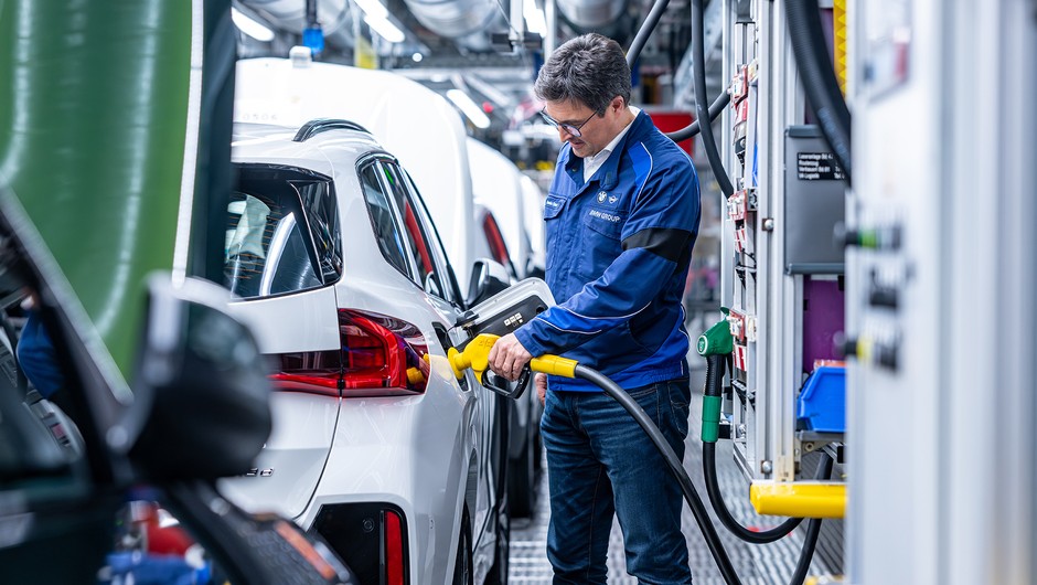 Pierwsze tankowanie BMW na linii produkcyjnej