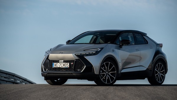 Hybrydy z rekordową sprzedażą w 2024 roku. 82% klientów wybrało Toyoty z tym napędem