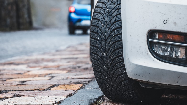 Jazda na oponach zimowych w lecie może źle się skończyć. Zdjęcie ilustracyjne