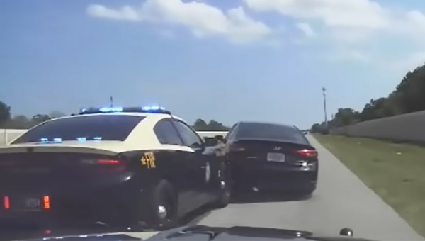 Policjanci wykonali manewr PIT. Uciekinier był bezradny [WIDEO]