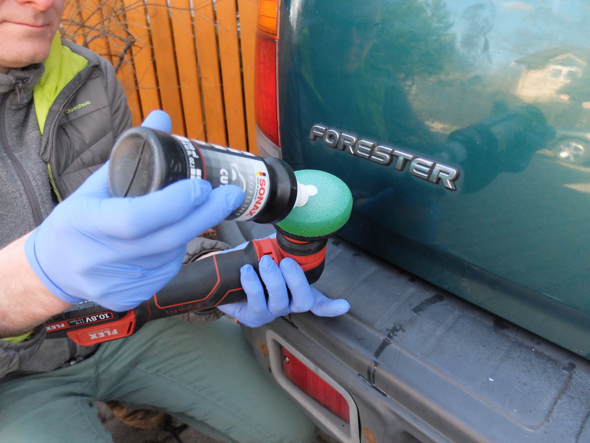 Usuwanie starych naklejek z auta: ślady po naklejce, często także różnice w barwie lakier pod i obok naklejki usuniemy przez polerowanie