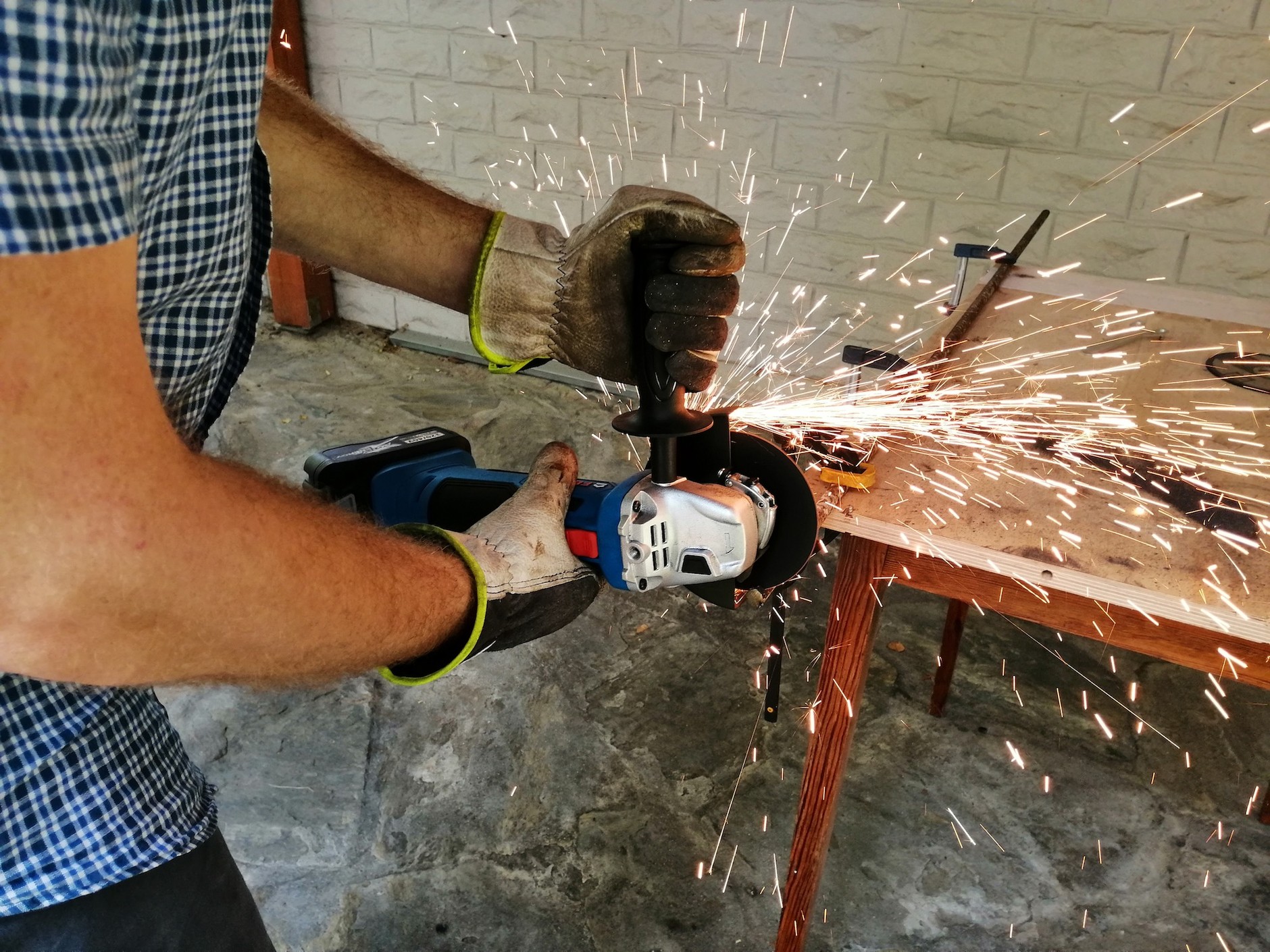 Szlifierka akumulatorowa Ferrex zatrzymuje się za każdym razem, gdy przyłożymy większą siłę. By ją uruchomić, trzeba cofnąć włącznik i ponownie przesunąć go do pozycji "włączone”