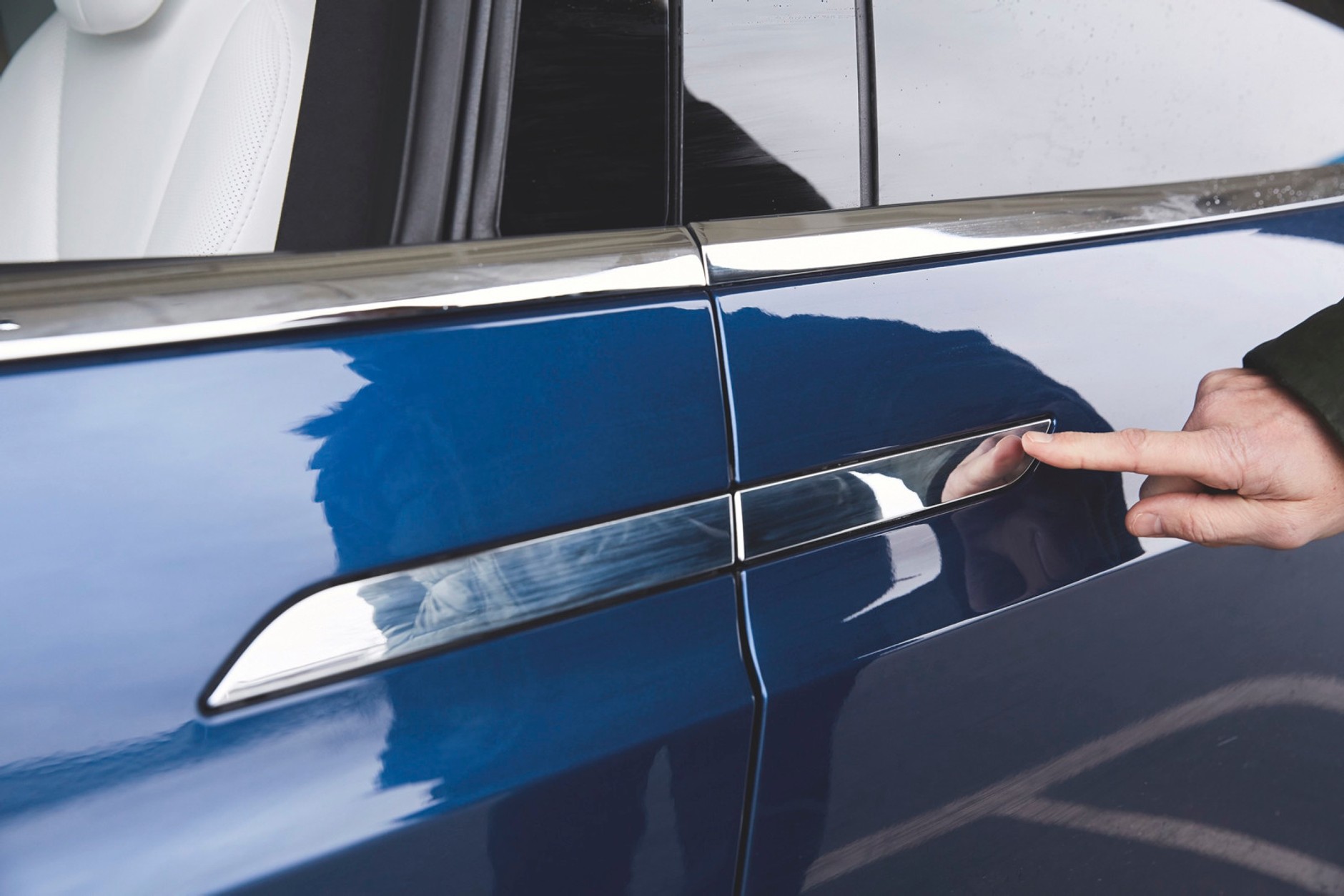 Wolty kontra oktany: Tesla Model X i Bentley Bentayga W12