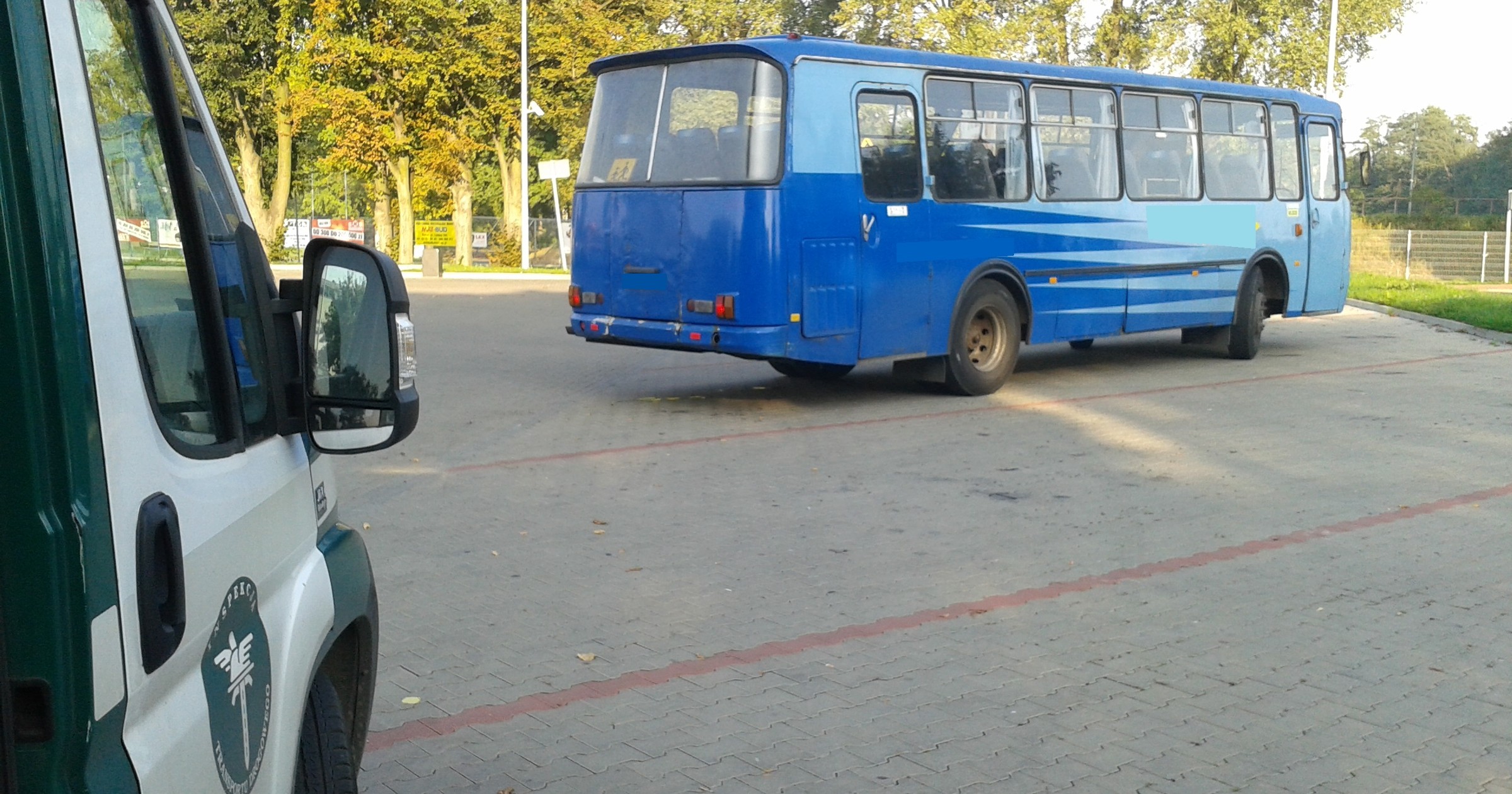 Autobusem bez hamulców na basen