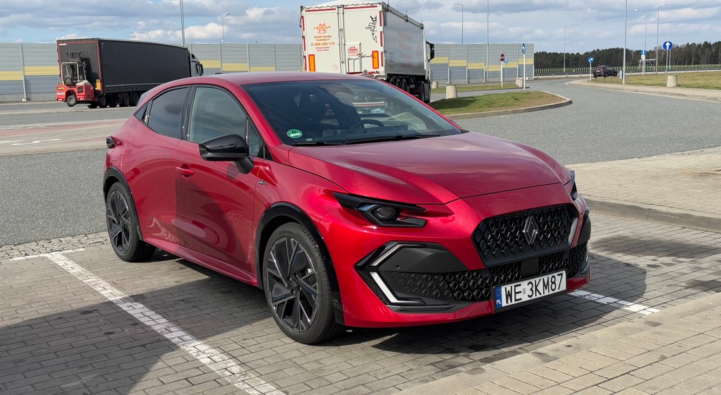 Hybrydowe Renault Clio na autostradzie