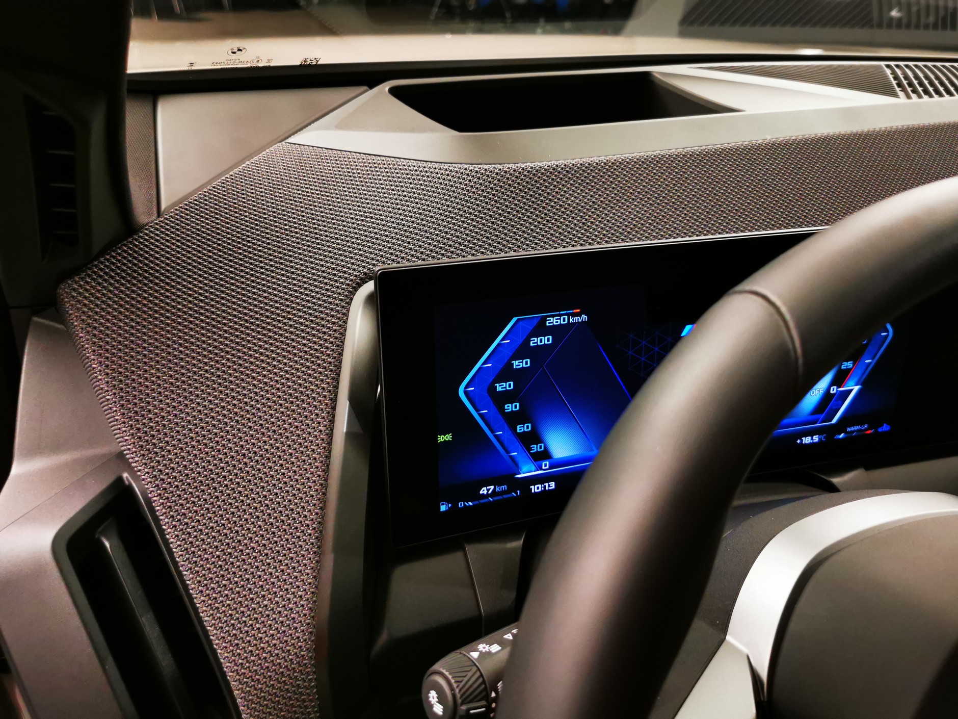 Specyficzny materiał wykończeniowy deski rozdzielczej w BMW X3 (2024)