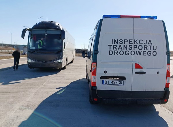 Inspektorzy ITD wzięli się za autobusy, a na S8 wysłali tajemniczego vana