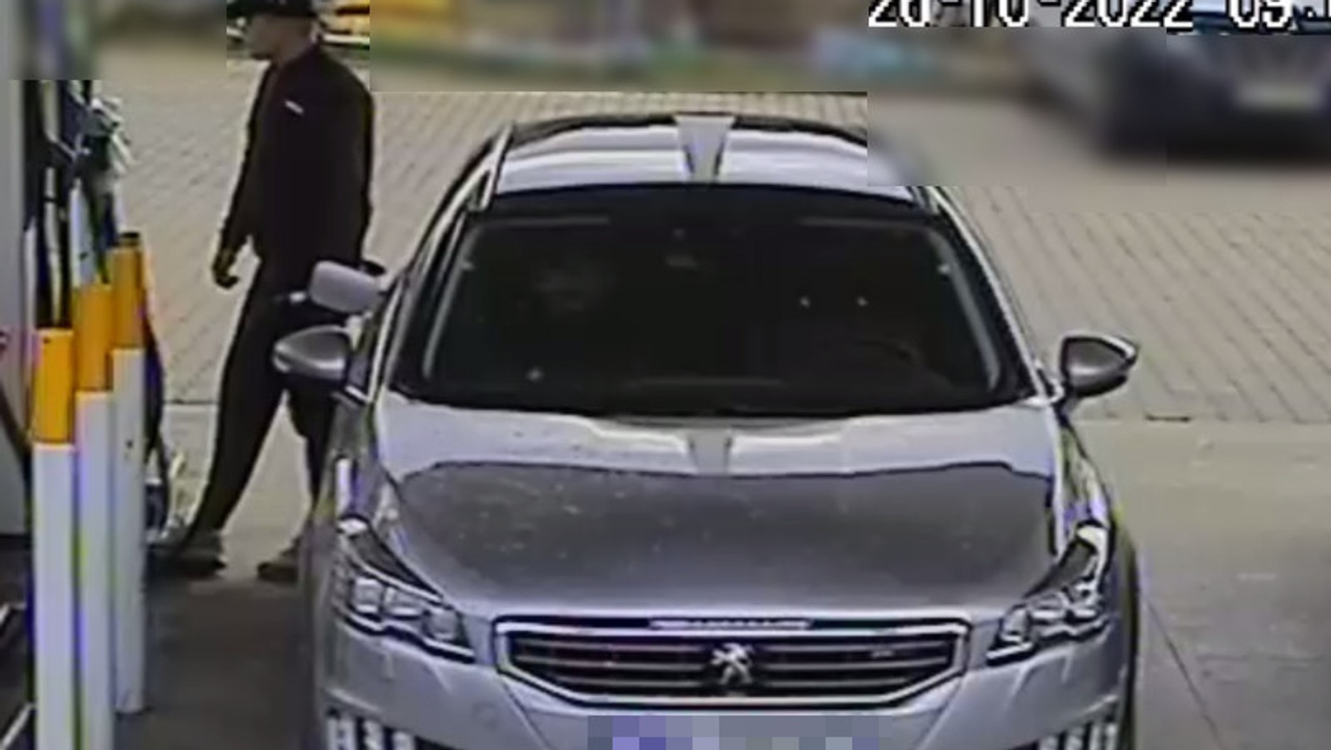 Policja szuka mężczyzny, który w Warszawie ukradł paliwo o wartości ponad 500 zł