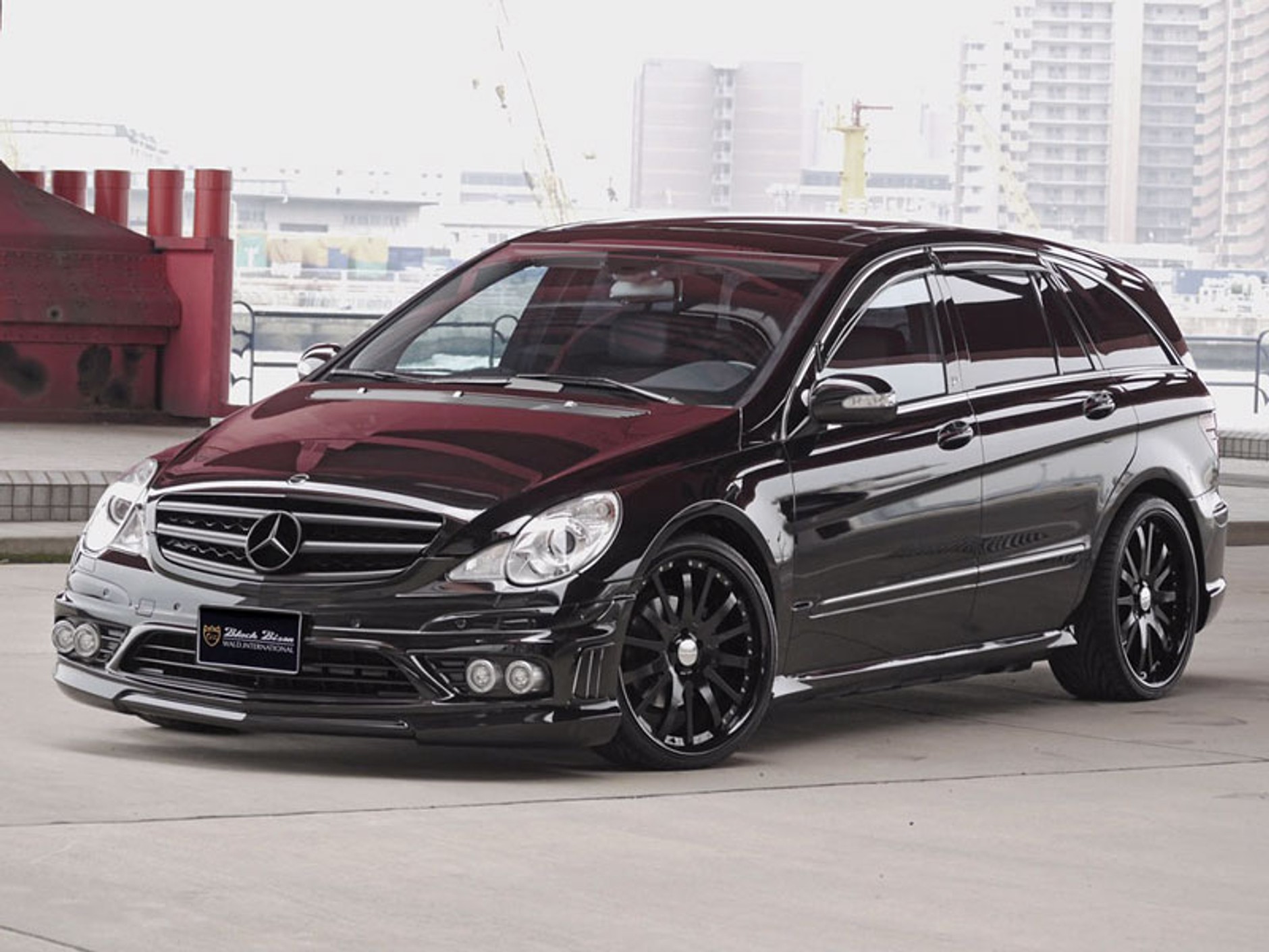 Mercedes-Benz R-Klasa Black Bison: spoilery z Japonii