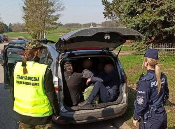 Ukrainiec zaczął uciekać Straży Granicznej na piechotę. Zostawił ludzi w bagażniku