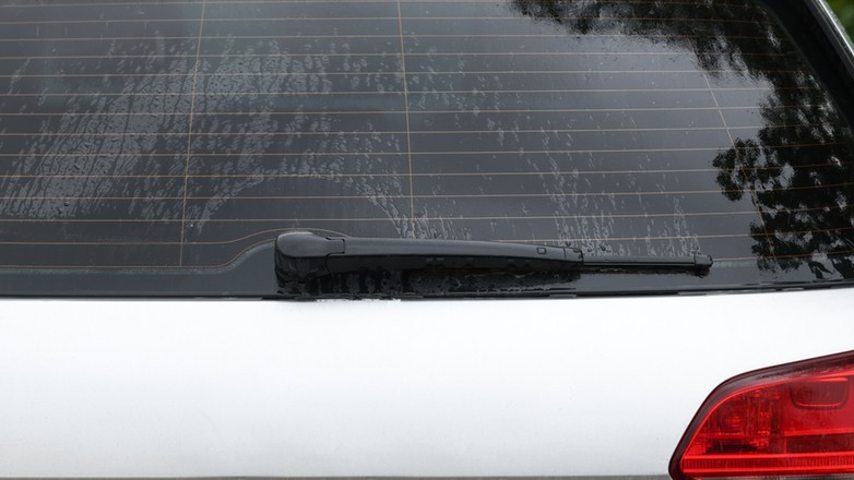 Cienkie poziome linie na tylnej szybie samochodu stanowią system ogrzewania (zdj. ilustracyjne)