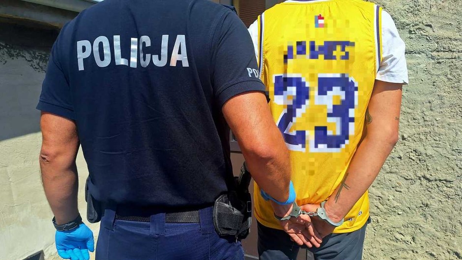 Wjechał w bariery drogowe. Policjanci przeprowadzili proste badanie