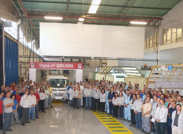 Toyota Dyna razy 100 000