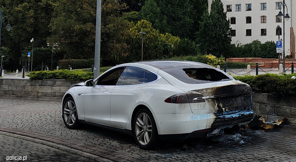 Podpalona Tesla w Brzegu