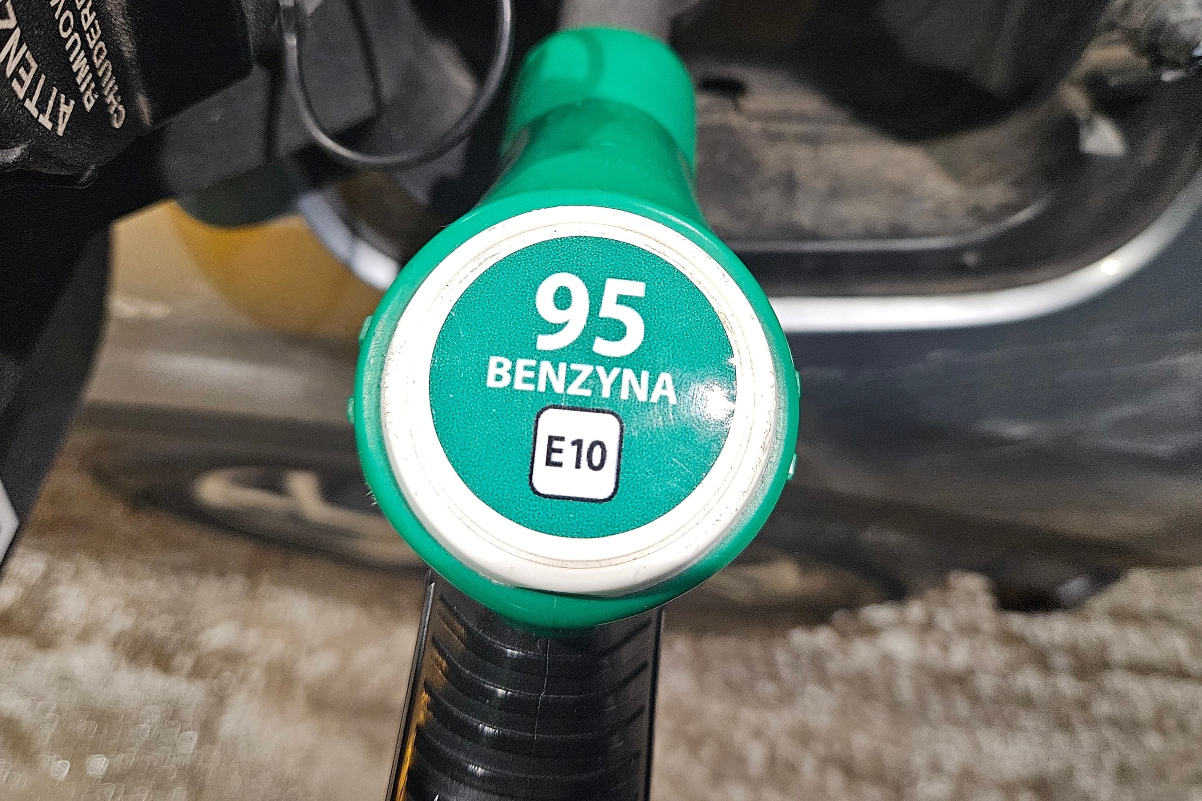 Zapytałem mechaników, czy benzyna E10 niszczy silnik. "Do swojego bym jej nie nalał"