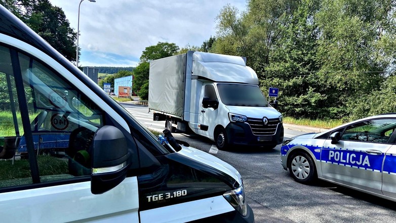 Kontrolowany pojazd dostawczy w punkcie kontrolnym opolskiej Inspekcji Transportu Drogowego (ITD)