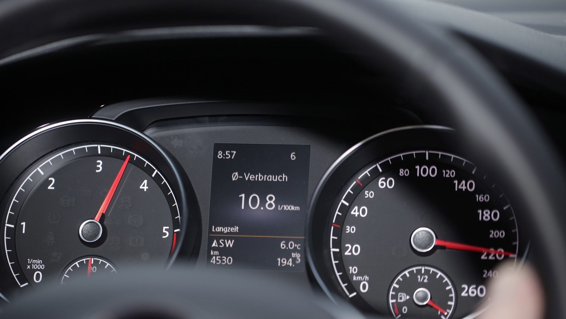 Chwalisz się przy dzieciach, że pędziłeś po polskiej autostradzie 200 km/h? Zastanów się, zanim znowu to powiesz. Syn będzie chciał Ci dorównać.