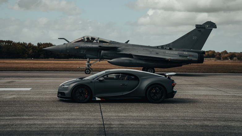 Bugatti Chiron Sport kontra myśliwiec Dassault Rafale Marine