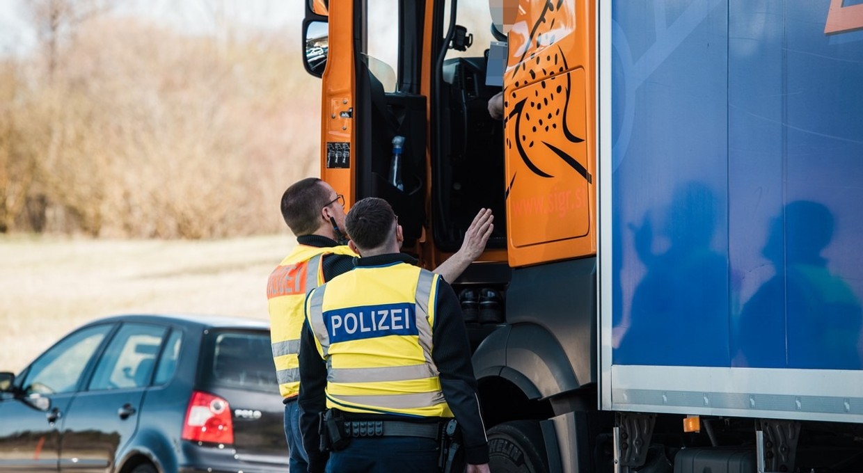 Nie dopilnował, żeby wszystko zgadzało się w dokumentach. Po pokazaniu prawa jazdy został wydalony z kraju