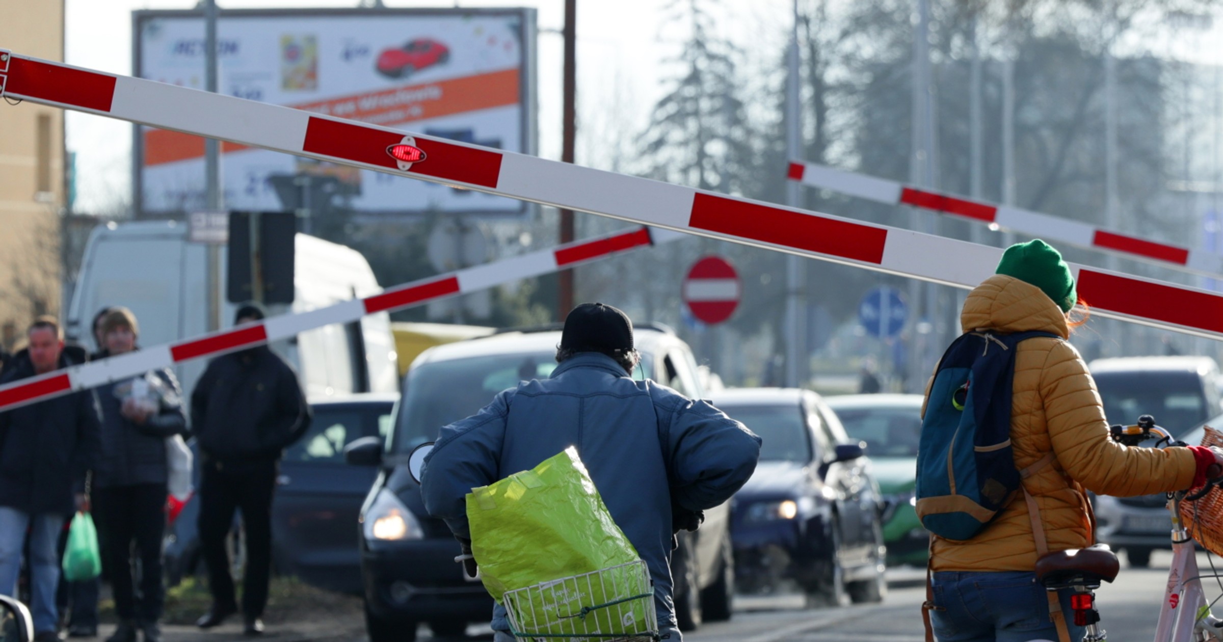 Młody mężczyzna został złapany na gorącym uczynku, podczas przechodzenia przez tory przy opuszczonych zaporach (zdjęcie ilustracyjne)
