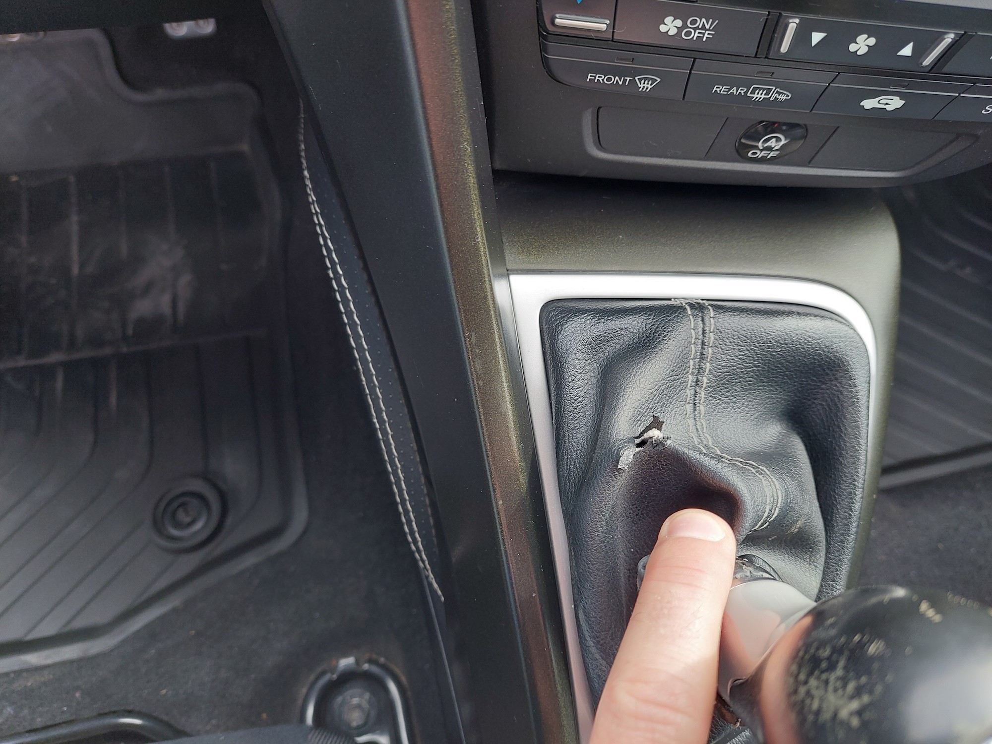 Używana Honda Civic 1.4: wnętrze wygląda – jak na swój przebieg – na mocno zużyte. Być może auto dużo poruszało się po mieście