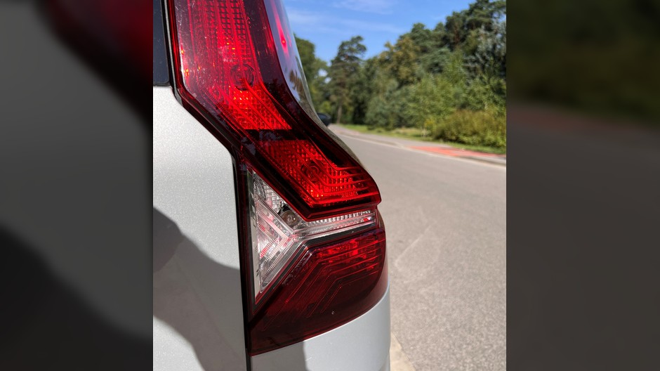 Motyw LED-ów z reflektorów Dacii Jogger powtarza się w jej tylnych lampach.