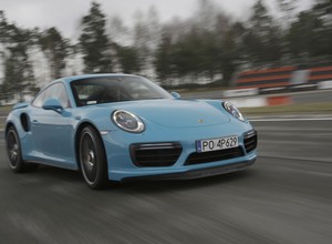 Porsche 911 Turbo S - bajeczne turbo w bajkowym kolorze