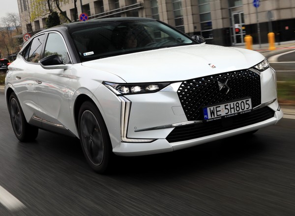 Stylowy, oszczędny i nietypowy DS 4 E-Tense 225. Do tego może być ładowany z gniazdka