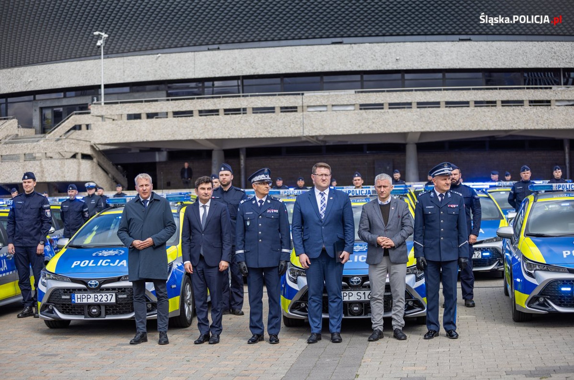 Policjanci ze Śląska dostali nowe radiowozy. Są hybrydowe