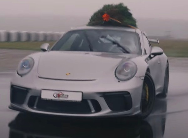 Szalony Święty Mikołaj – czyli sposób na szybką dostawę choinki