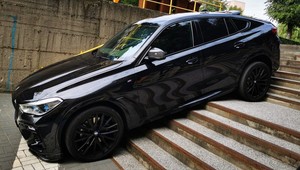 BMW X6 kontra schody. Jak myślicie, kto wygrał?