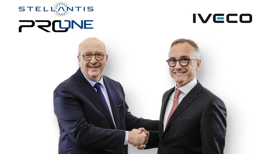 Jean Philippe Imparato (dyrektor operacyjny Stellantis na region Rozszerzonej Europy; po lewej) i Luca Sra (szef działu samochodów ciężarowych w Grupie Iveco)