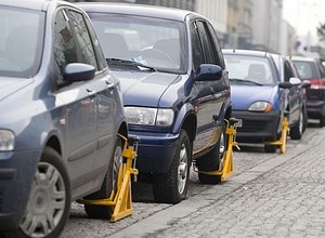Wyrok sądu: odholowywanie i blokady na koła nielegalne