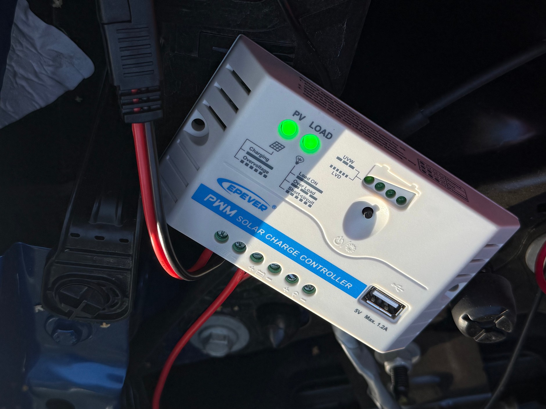Sterownik i stabilizator napięcia będący w komplecie z panelem Osram. Można do niego podłączyć dowolne urządzenie zasilane przez USB, ale gniazdko ma niedużą moc; lepiej już wykorzystać inną łądowarkę