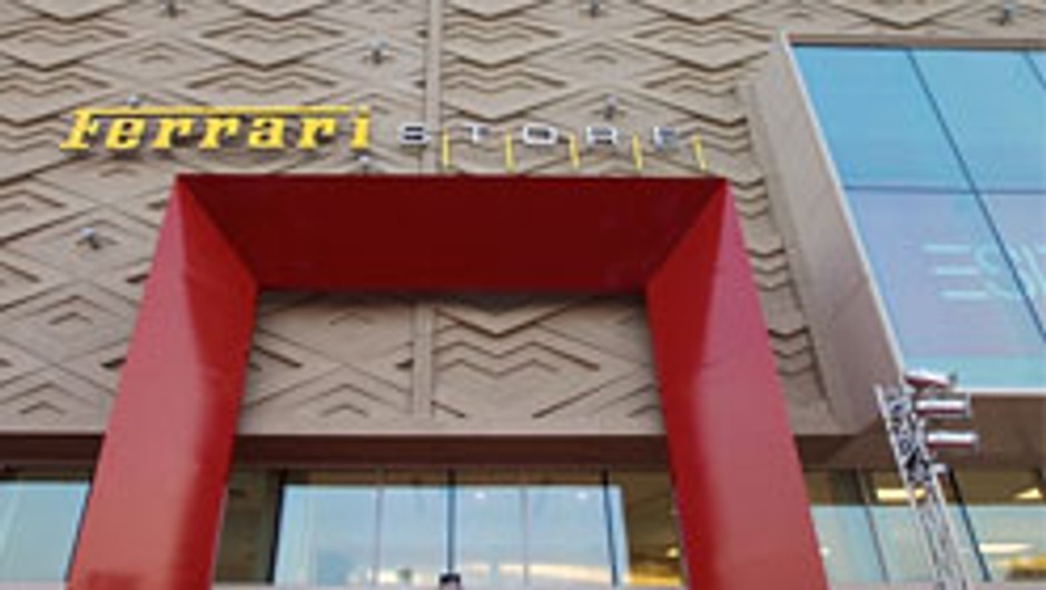 Największy salon firmowy Ferrari na świecie został otwarty w Dubaju