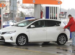 Diesel, benzyna czy hybryda - który napęd warto wybrać?