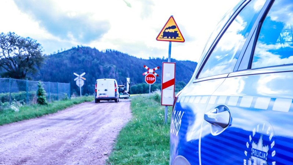 Obraz pochodzący z serwisu https://kamienna-gora.policja.gov.pl/dka/aktualnosci/bieza/122138,Ostroznie-na-przejazdach-kolejowych.html