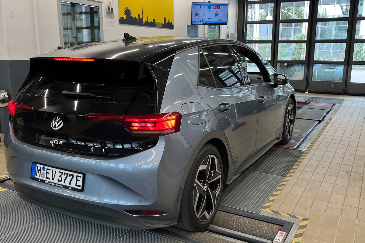 Przejechali elektrykiem ponad 160 tys. km. Wszystkich interesował stan akumulatora po okresie gwarancji