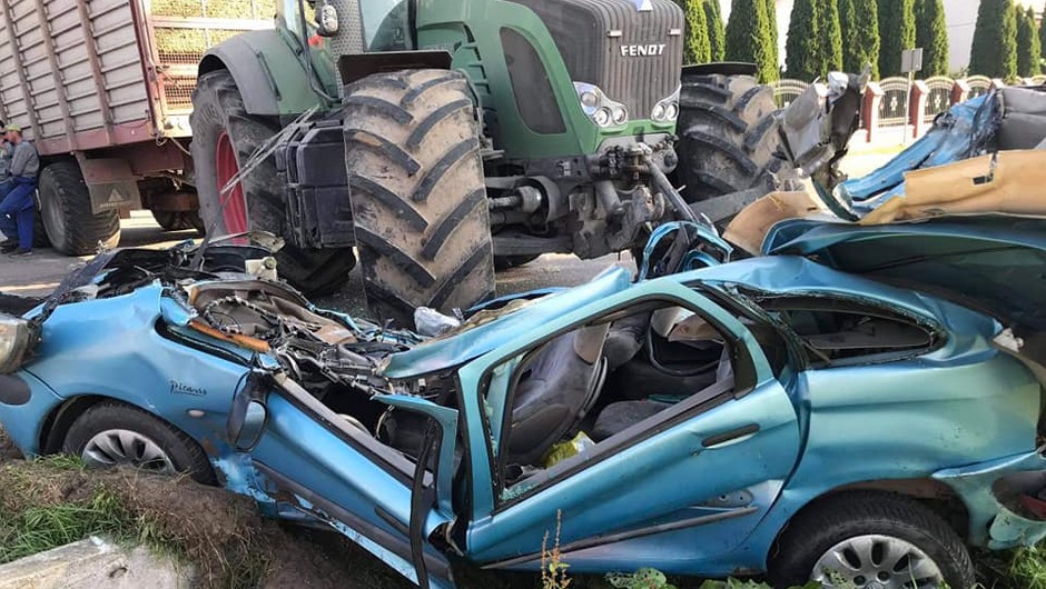 Ciągnik rolniczy najechał na auto