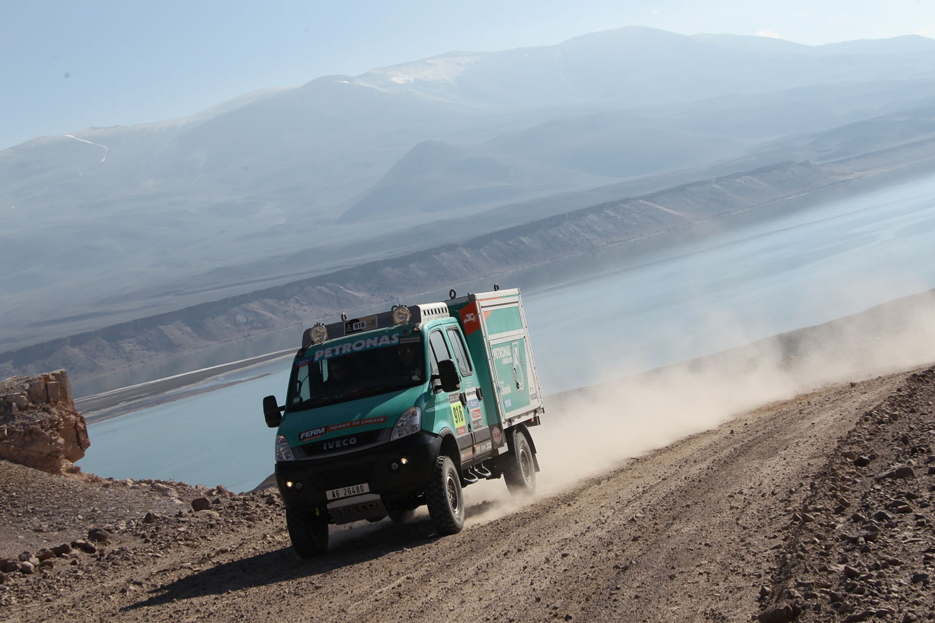 Dakar 2013: ciężarówka bez skrzyni, Małysz traci oddech (13. etap, wyniki, galeria)