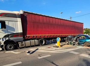 Poważny wypadek w Ostrołęce. Lanos zderzył się czołowo z ciężarówką