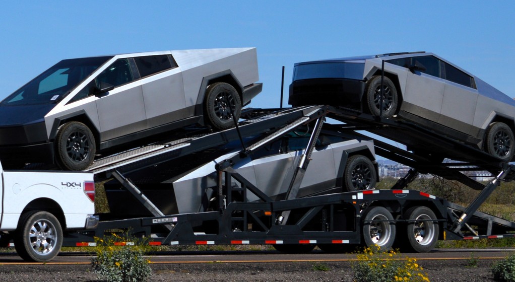 Transport Cybertruckow